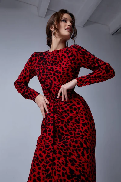 Σέξι όμορφη γυναίκα μόδας φορούν animal print κόκκινο φόρεμα casual tre — Φωτογραφία Αρχείου