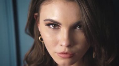 Yakın plan kadın portresi esmer saç modeli seksi tutkulu dudaklar parlak makyaj makyaj makyaj makyaj ürünü romantik titreşimler maskara saf cilt tatlı.