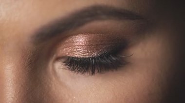 Kadın gözüne yakın güzel, parlak makyaj cilt bakımı kozmetik, rimel kadın kirpikleri pofuduk kaşlar mükemmel moda modellik ürünleri açık gözler.
