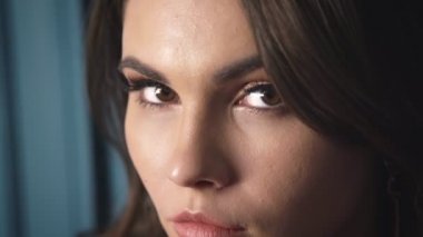 Moda mankeni güzel esmer kadın portresi cilt bakımı kozmetik cilt bakımı saf krem gözler doğal makyaj ürünü dudaklar burun maskarası romantik kaş seksi bayan.