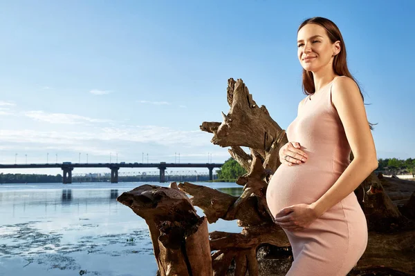 Красивая Молодая Беременная Женщина Ожидании Новорожденного Месяце Беременности Гуляя Парке — стоковое фото