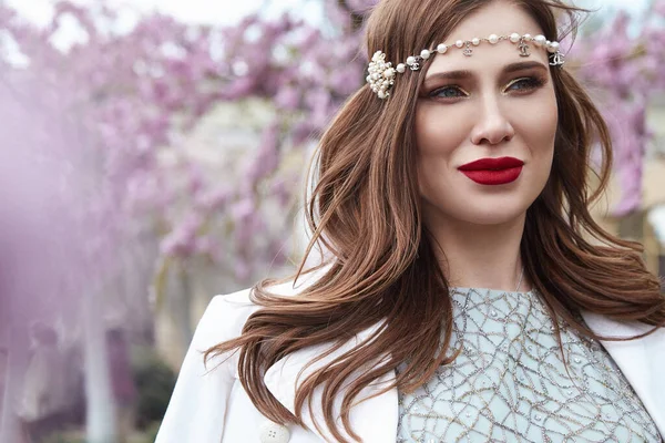 Lente Portret Vrouw Brunette Haar Perl Decoratie Perfecte Huidverzorging Make — Stockfoto