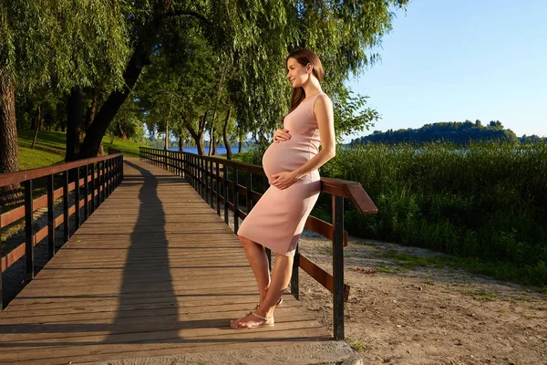 Beautiful Young Pregnant Woman Anticipation Newborn Month Pregnancy Walking Park — Stock Photo, Image