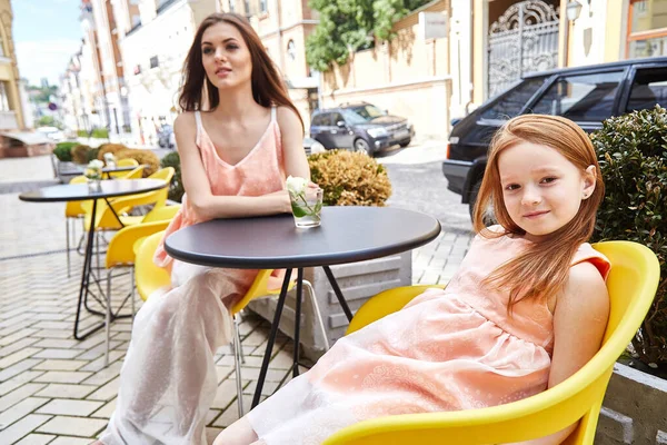 Madre Figlia Seduta Strada Caffè Estate Felice Giornata Famiglia Bella — Foto Stock