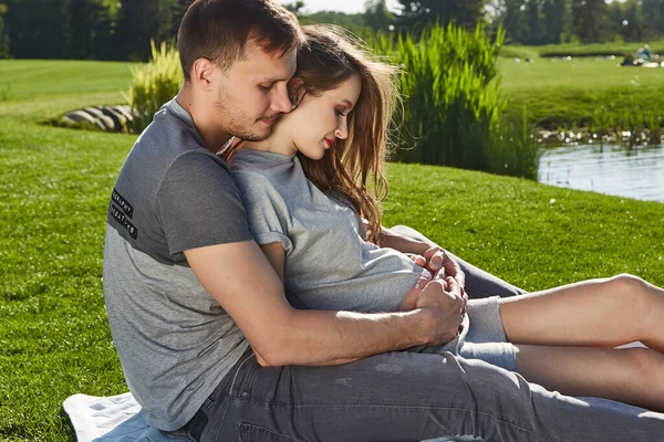 Felice Coppia Innamorata Attesa Bambino Gravidanza Abbraccio Estate Alberi Verdi — Foto Stock