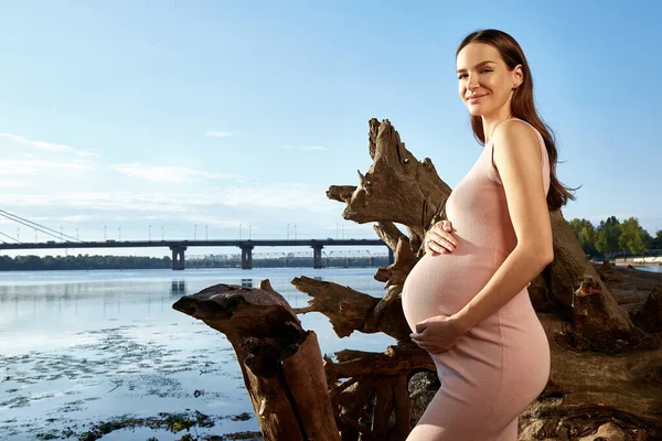 Bella Giovane Donna Incinta Previsione Neonato Mesi Gravidanza Passeggiando Nel — Foto Stock