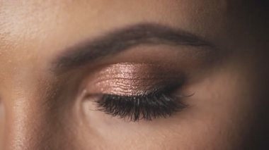 Kadın gözüne yakın güzel, parlak makyaj cilt bakımı kozmetik, rimel kadın kirpikleri pofuduk kaşlar mükemmel moda modellik ürünleri açık gözler.
