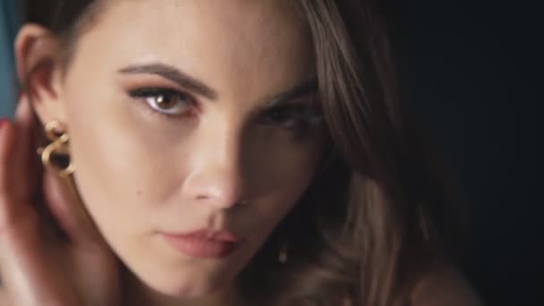 Closeup Portrét Žena Brunetka Účes Módní Model Sexy Vzhled Vášeň — Stock video