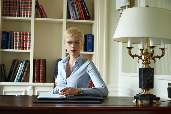 Beautiful Sexy Blonde Woman Library Parlor Office Read Book Meetings — Stock Photo, Image