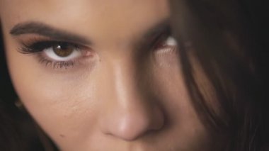 Moda mankeni güzel esmer kadın portresi cilt bakımı kozmetik cilt bakımı saf krem gözler doğal makyaj ürünü dudaklar burun maskarası romantik kaş seksi bayan.