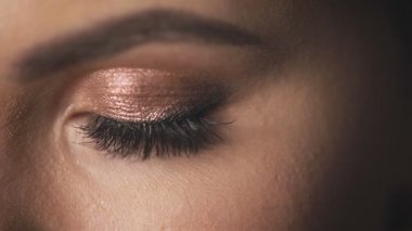 Kadın gözüne yakın güzel, parlak makyaj cilt bakımı kozmetik, rimel kadın kirpikleri pofuduk kaşlar mükemmel moda modellik ürünleri açık gözler.