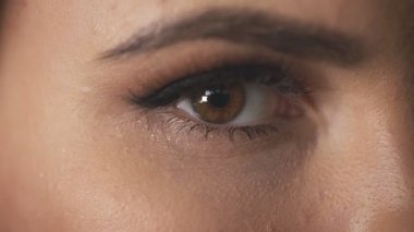 Kadın gözüne yakın güzel, parlak makyaj cilt bakımı kozmetik, rimel kadın kirpikleri pofuduk kaşlar mükemmel moda modellik ürünleri açık gözler.