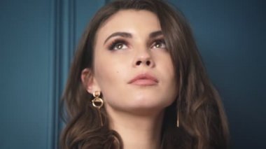 Yakın plan kadın portresi esmer saç modeli seksi görünüşlü gülücük parlak makyaj makyaj makyaj makyaj makyaj makyaj ürünü lirik romantik titreşimler maskara saf cilt tatlı.
