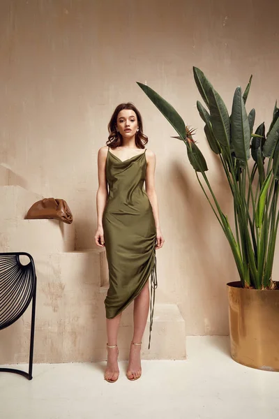 Мода Модель Брюнетки Волосы Носить Зеленый Шелк Платье Сандалии Высокие — стоковое фото
