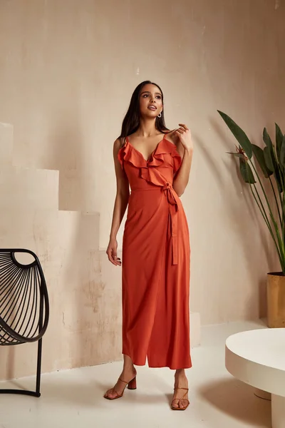 Moda Modelo Morena Cabelo Desgaste Vermelho Vestido Seda Sandálias Salto — Fotografia de Stock