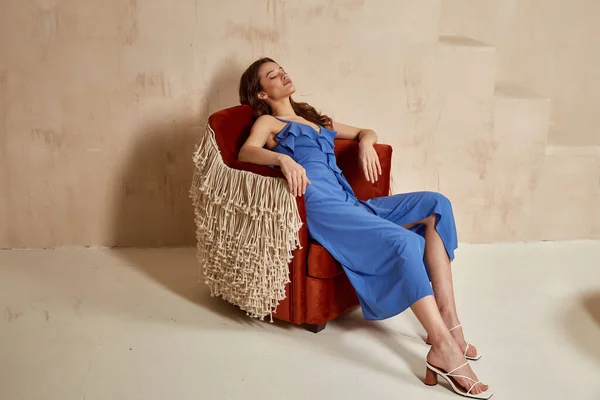 Módní Model Brunetka Vlasy Oblečení Modré Hedvábí Šaty Sandály Vysoké — Stock fotografie