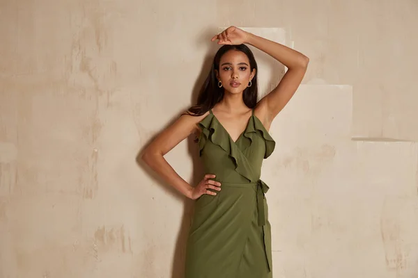 Modelo Moda Morena Pelo Desgaste Verde Seda Vestido Sandalias Tacones —  Fotos de Stock