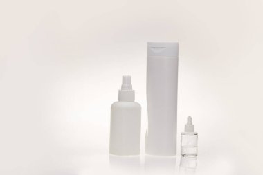 Beyaz şişe flakon kozmetik güzellik ürünü cilt bakımı yüz kremi ve vücut losyonu, duş jeli doğal organik kozmetoloji spreyi.