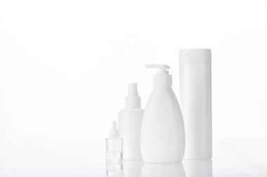 Beyaz şişe flakon kozmetik güzellik ürünü cilt bakımı yüz kremi ve vücut losyonu, duş jeli doğal organik kozmetoloji spreyi.