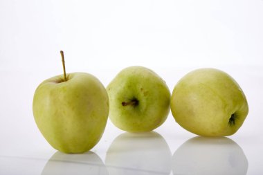 Beyaz arka planda taze meyve yeşili elma doğal organik lezzetli sağlıklı besin vejetaryen taze vejetaryen diyeti..
