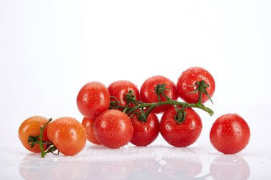 Taze yaz sebzeleri beyaz arka planda domates kokteyli doğal organik gıdalar sağlıklı beslenme vitaminleri vejetaryen malzemeleri..