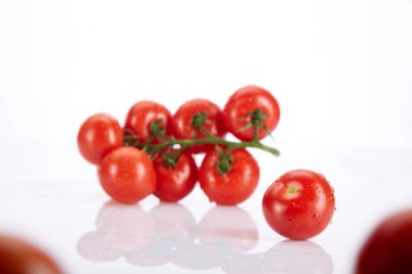 Taze yaz sebzeleri beyaz arka planda domates kokteyli doğal organik gıdalar sağlıklı beslenme vitaminleri vejetaryen malzemeleri..