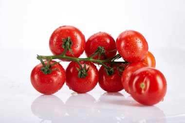 Taze yaz sebzeleri beyaz arka planda domates kokteyli doğal organik gıdalar sağlıklı beslenme vitaminleri vejetaryen malzemeleri..