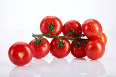 Taze yaz sebzeleri beyaz arka planda domates kokteyli doğal organik gıdalar sağlıklı beslenme vitaminleri vejetaryen malzemeleri..