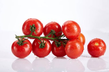 Taze yaz sebzeleri beyaz arka planda domates kokteyli doğal organik gıdalar sağlıklı beslenme vitaminleri vejetaryen malzemeleri..