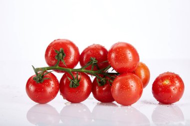 Taze yaz sebzeleri beyaz arka planda domates kokteyli doğal organik gıdalar sağlıklı beslenme vitaminleri vejetaryen malzemeleri..