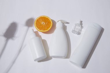 Cilt bakımı yüz kremi ve vücut losyonu için beyaz şişe flakon kozmetik ürünleri, duş jeli doğal organik kozmetoloji.