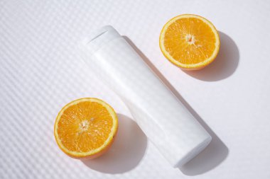 Cilt bakımı yüz kremi ve vücut losyonu için beyaz şişe flakon kozmetik ürünleri, duş jeli doğal organik kozmetoloji.