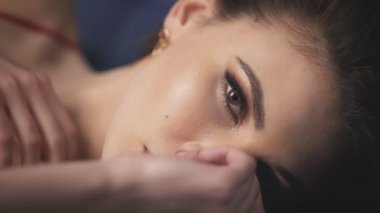 Görüntü efekti portresi. Uzanmış yüz makyajı yapan kadın. El makyajı. Uzun kirpikler..