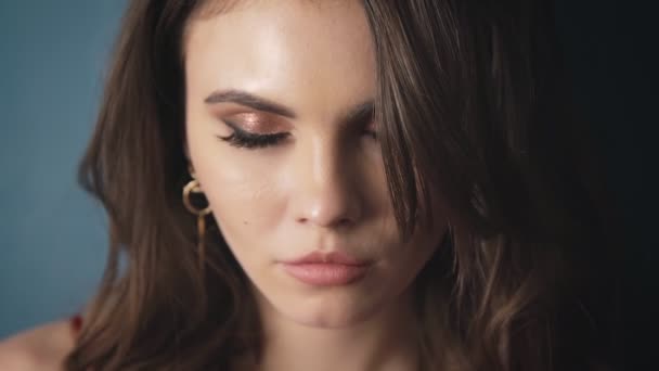 Yakın Plan Kadın Portresi Esmer Saç Modeli Seksi Tutkulu Dudaklar — Stok video