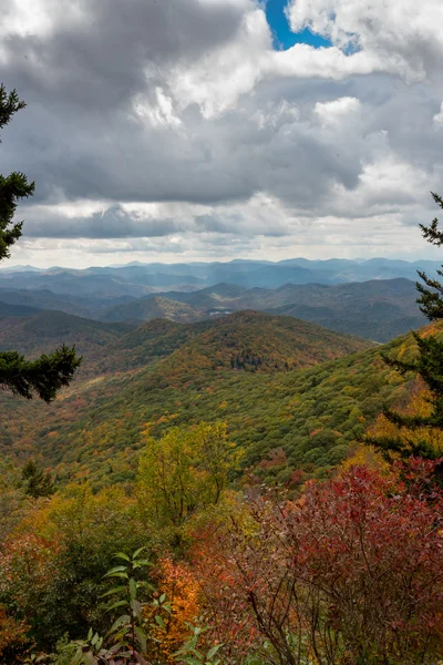 Flux de lumière sur les montagnes infinies des Appalaches — Photo