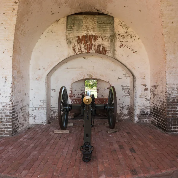 Cannon míření přes zeď — Stock fotografie