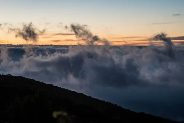 Yoğun bulutlar Form arkasında dağ — Stok fotoğraf