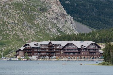 Swiftcurrent göl genelinde birçok buzul otel