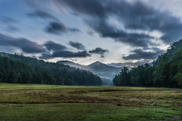 Nubes rayadas sobre valle remoto al amanecer —  Fotos de Stock