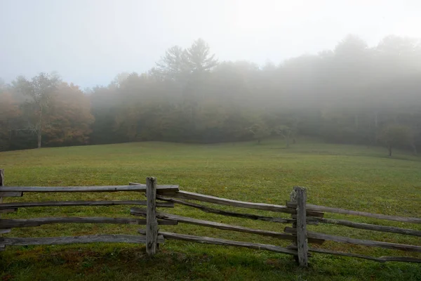 Ongelijke Split Rail hek in de mist — Stockfoto