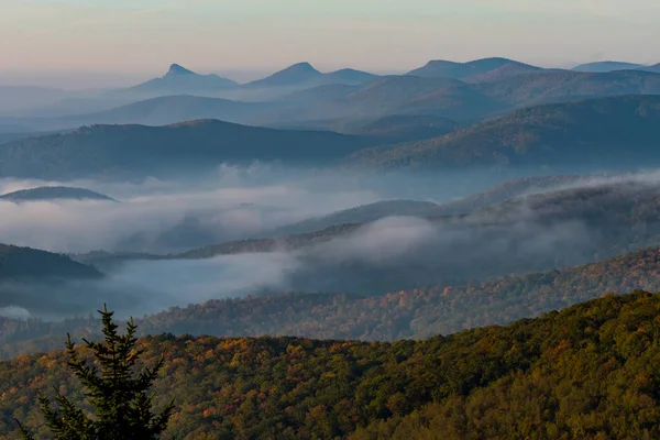 Whispy mlhy v kopcích Appalačských hor — Stock fotografie