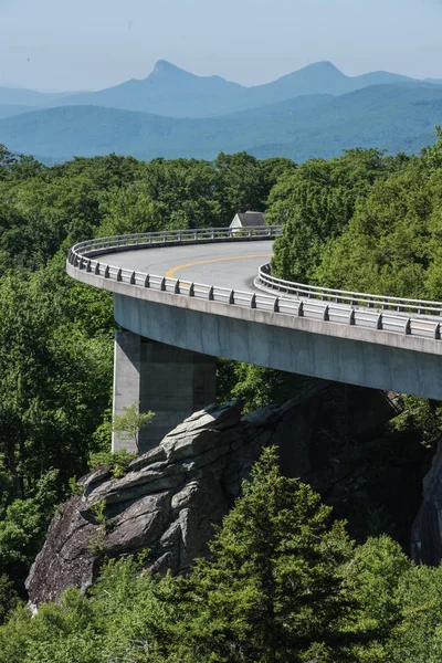 Linn Cove Viadotto curve in estate — Foto Stock