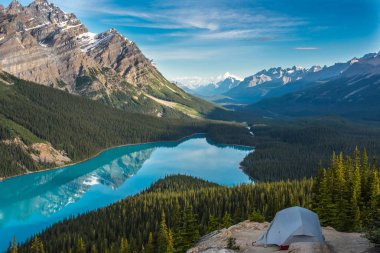 Peyto gölde sabah yansımalar
