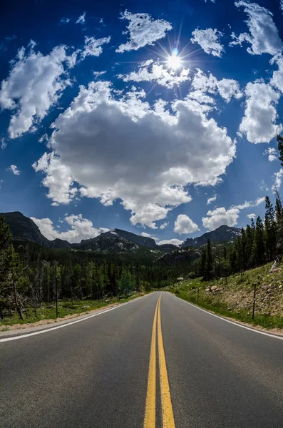 Väg- och himlen i Rocky Mountain National Park — Stockfoto