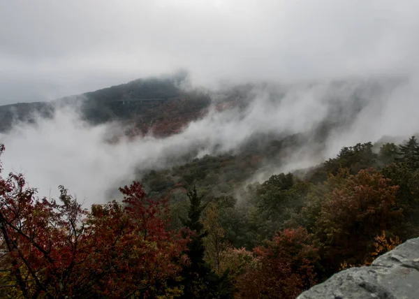 Niebla gruesa de la mañana cerca del viaducto de Linn Cove — Foto de Stock