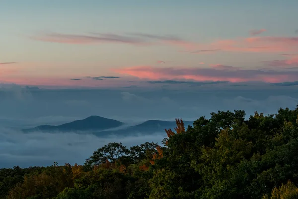 Sonnenaufgang über wolkenverhangenem Tal — Stockfoto