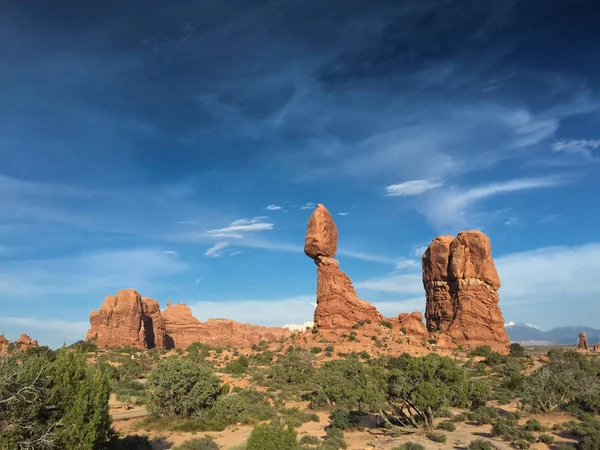 Roca equilibrada panorámica — Foto de Stock