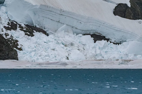 Sbalené kusy ledu podél pobřeží — Stock fotografie