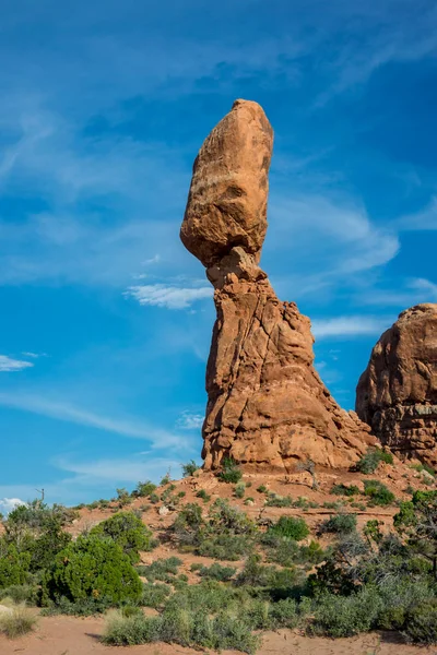 Imagen vertical de roca balanceada Imagen de archivo