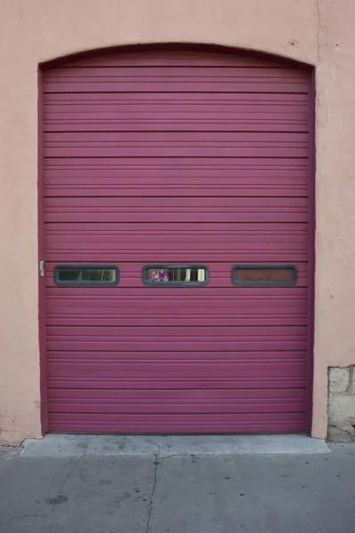 Magenta Garage Door — Stockfoto